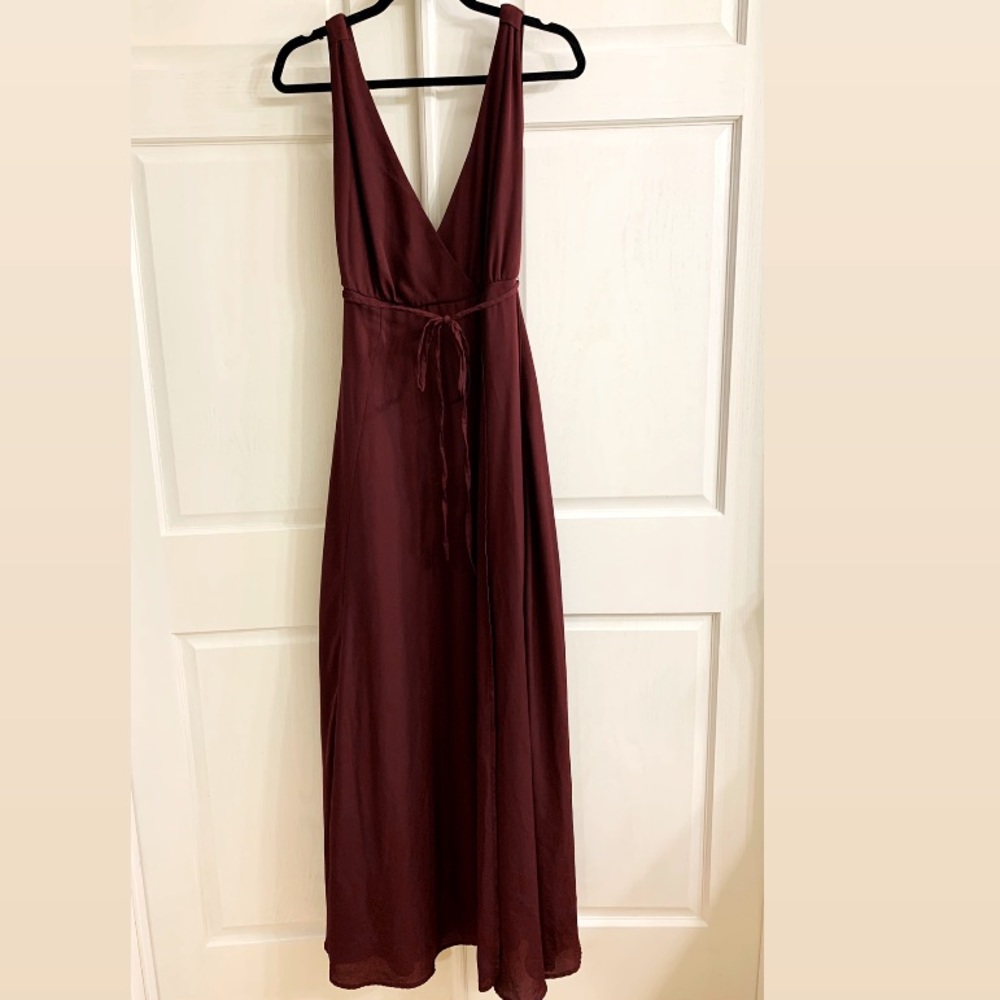 LULU’S BURGUNDY SLEEVELESS DEEP V MAXI DRESS
